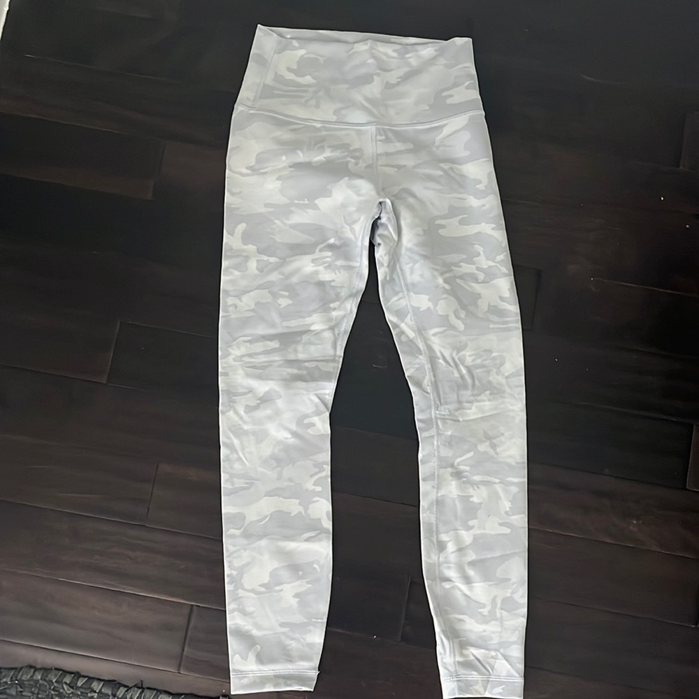 Lululemon like new wonder under Camo white